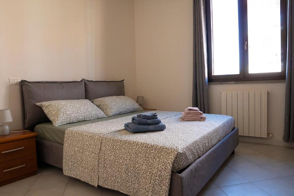 a bedroom with a bed with towels on it at Casa Le corti in Livorno
