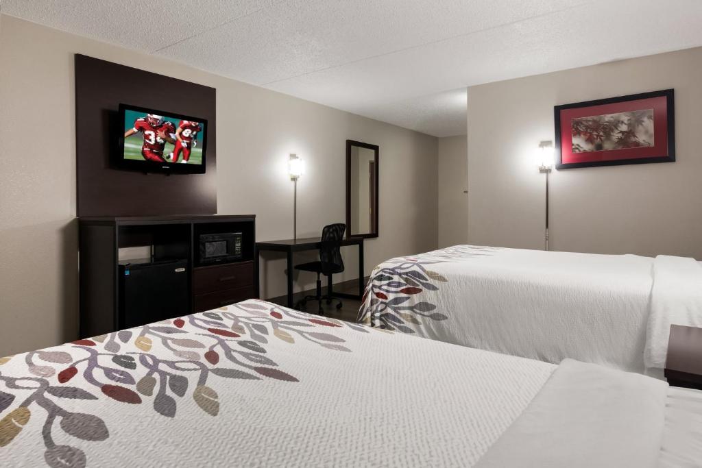um quarto de hotel com duas camas e uma televisão de ecrã plano em Red Roof Inn Hartford- New Britain em New Britain