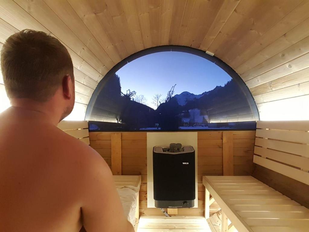 TV a/nebo společenská místnost v ubytování Woodpecker Chalets