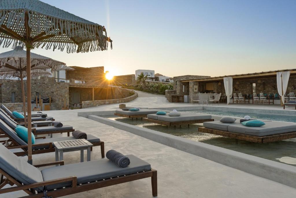 Bazén v ubytování Myconian Crown Suites nebo v jeho okolí