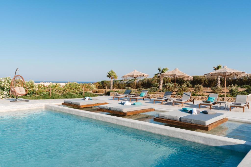 Bazén v ubytování Myconian Crown Suites nebo v jeho okolí