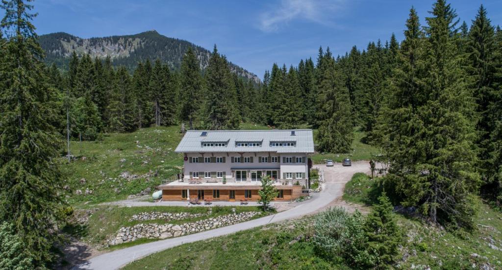 een luchtzicht op een huis in de bergen bij Spitzing Lodge Ferienwohnungen - Wanderparadies in den Bergen in Spitzingsee