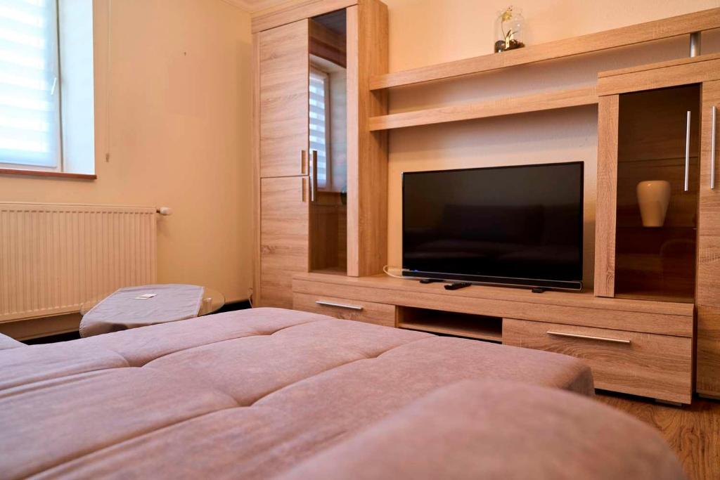 TV a/nebo společenská místnost v ubytování Hotel zur Post Ochsendorf