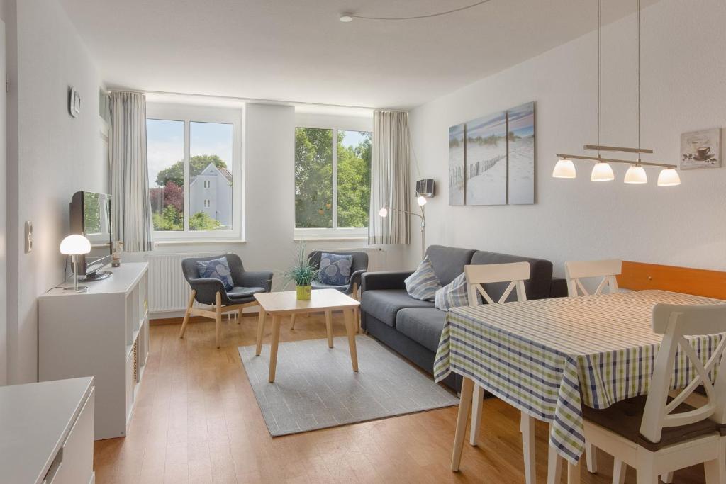 uma sala de estar com um sofá e uma mesa em Apartment 7 em Heiligenhafen