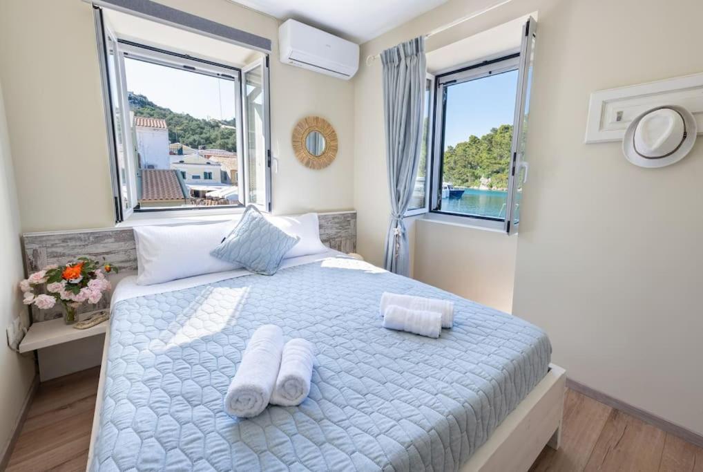 sypialnia z łóżkiem z dwoma ręcznikami w obiekcie The captain's bridge w mieście Gaios