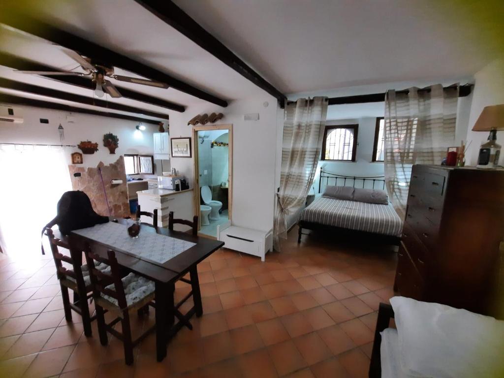 ein Wohnzimmer mit einem Tisch und einem Sofa in der Unterkunft Nonna Elena in Rodi Garganico