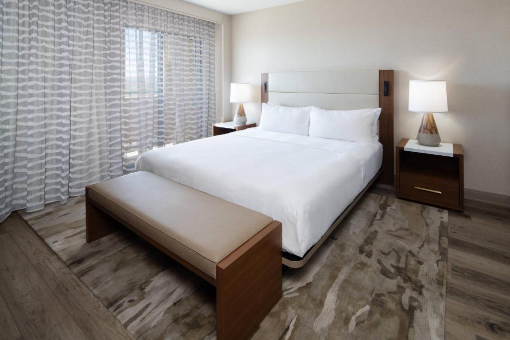 Postel nebo postele na pokoji v ubytování Tucson Marriott University Park