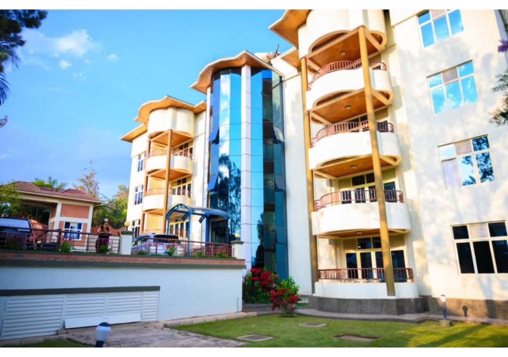 um grande edifício de apartamentos com varandas em White Stone Apartments em Kigali