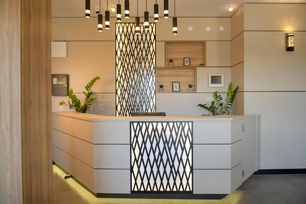 een lobby met een receptie met zwart-witte patronen bij Hotel Forum City in Pazardzhik
