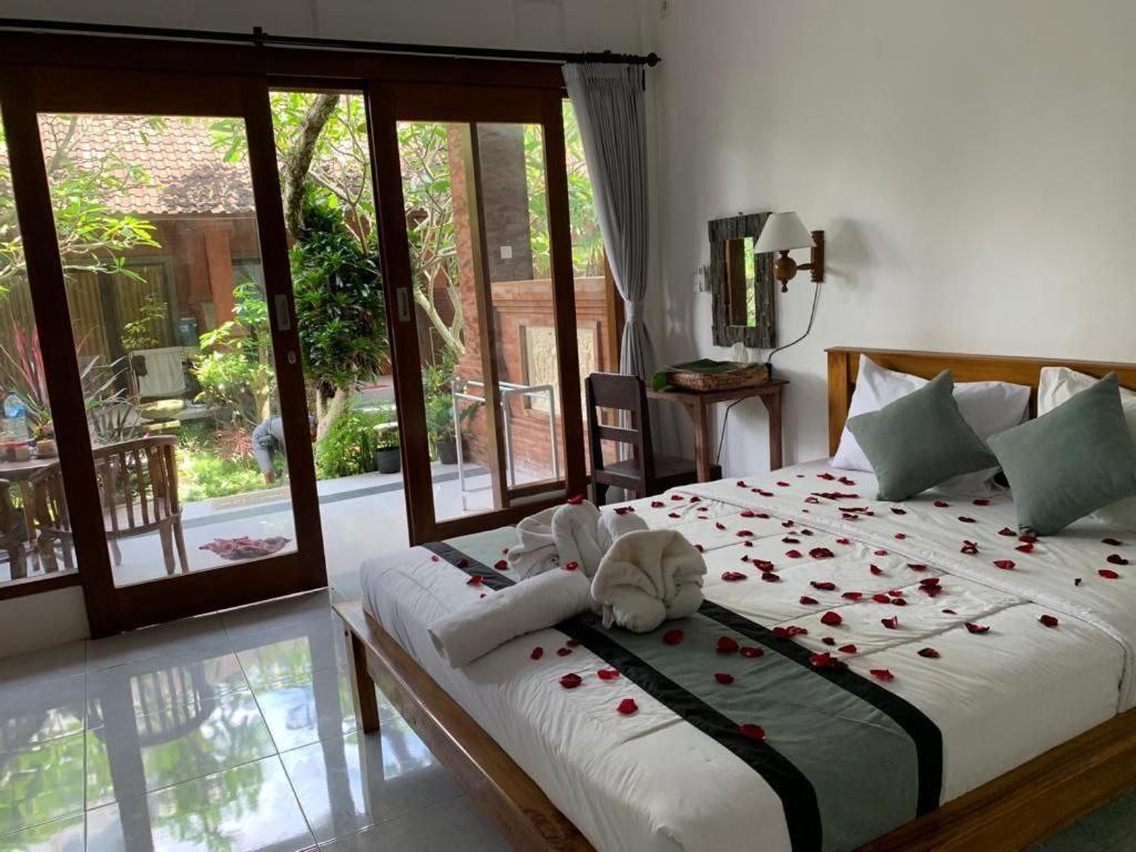 烏布的住宿－Yoga Homestay Ubud，一间卧室,床上有玫瑰花床