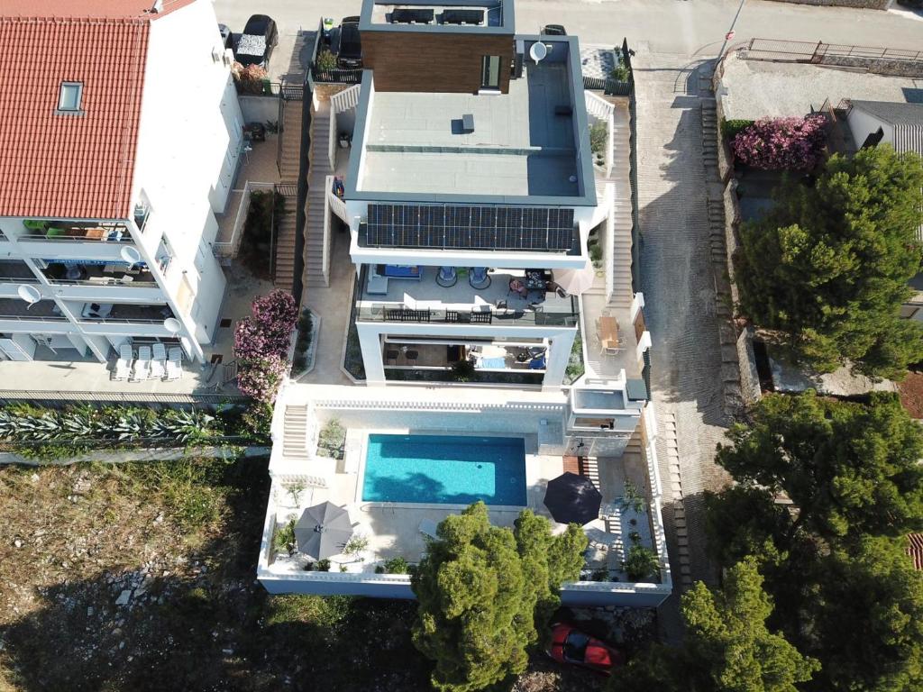 Bazén v ubytovaní Luxury Beachfront Villa Carlisa alebo v jeho blízkosti