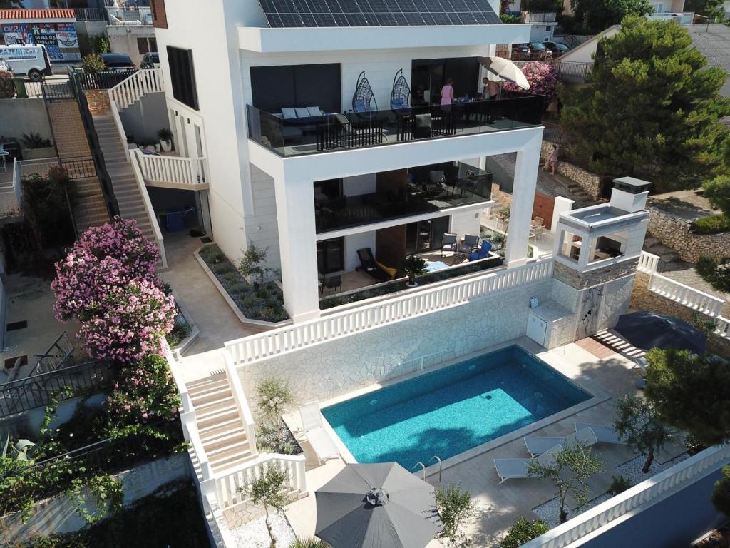 Bazén v ubytovaní Luxury Beachfront Villa Carlisa alebo v jeho blízkosti