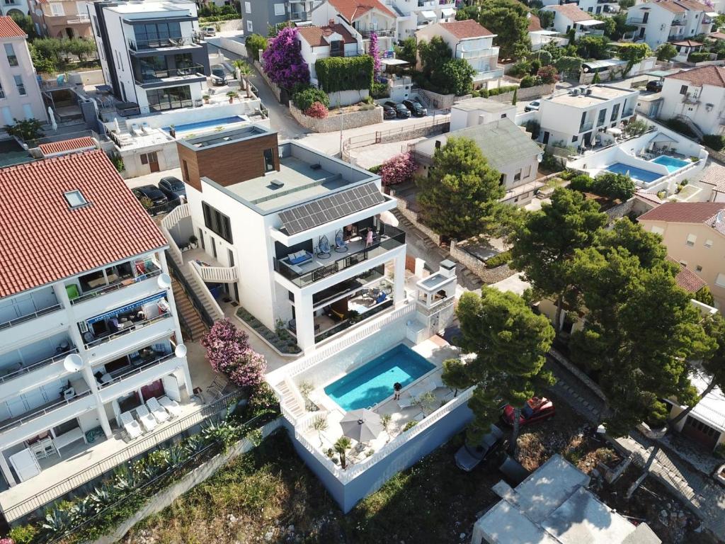 Bazén v ubytovaní Luxury Beachfront Villa Carlisa alebo v jeho blízkosti