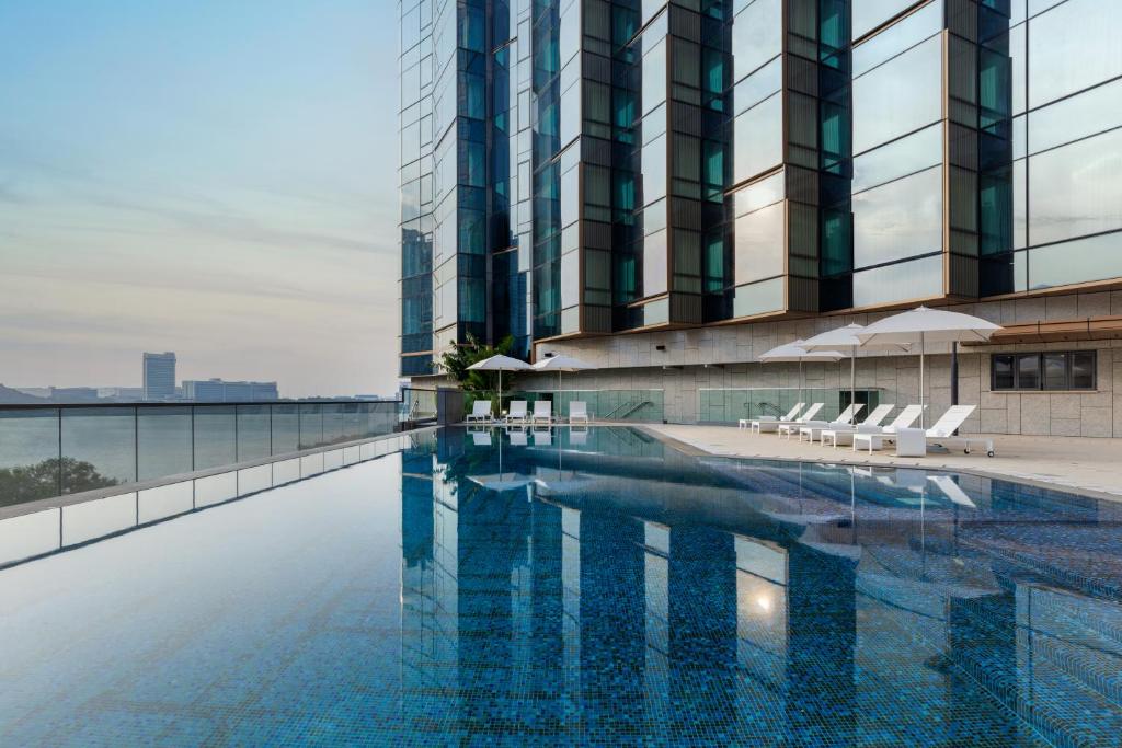 uma piscina no telhado de um edifício em Sheraton Hong Kong Tung Chung Hotel em Hong Kong