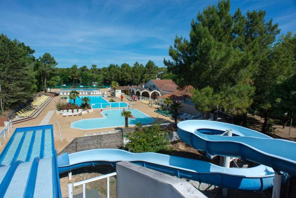 una vista sulla piscina di un resort di Propriete de 3 chambres avec piscine partagee terrasse amenagee et wifi a Saint Jean de Monts a 2 km de la plage a Saint-Jean-de-Monts