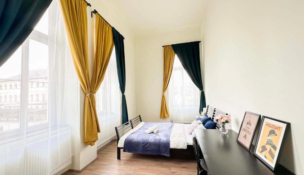 1 dormitorio con cama, mesa y ventanas en Kerepesi City Apartment en Budapest