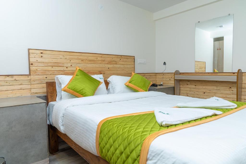 Postel nebo postele na pokoji v ubytování FabExpress RMK Nest - Nr Chettiar Park