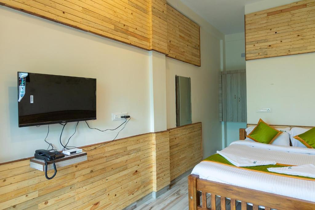 TV a/nebo společenská místnost v ubytování FabExpress RMK Nest - Nr Chettiar Park