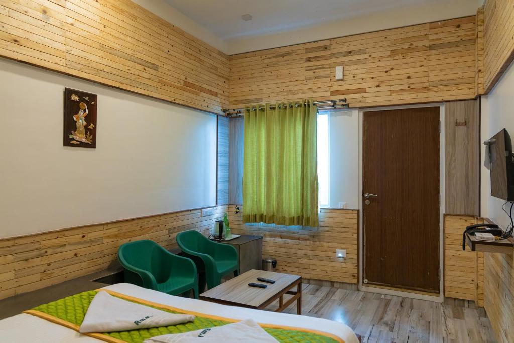 TV a/nebo společenská místnost v ubytování FabExpress RMK Nest - Nr Chettiar Park