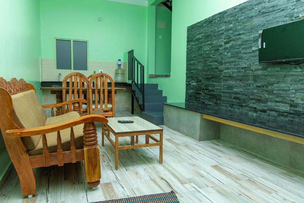 TV a/nebo společenská místnost v ubytování FabExpress RMK Nest - Nr Chettiar Park