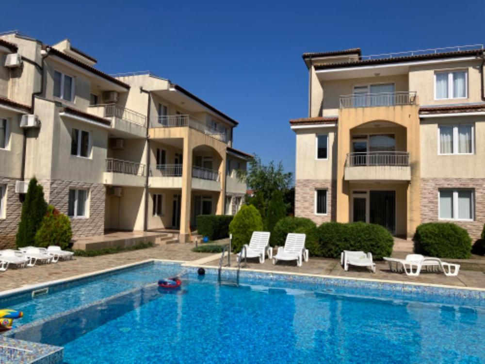 uma piscina em frente a dois edifícios de apartamentos em Holiday Apartments 4 Bozhurets Kavarna Bulgaria em Bozhurets
