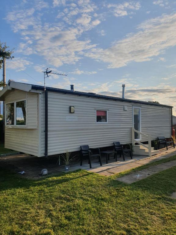 a building with a table and chairs in front of it at Fantasy Island King Fisher 8Berth 401 in Ingoldmells