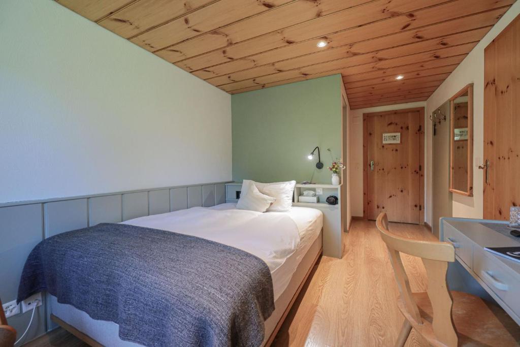 Postel nebo postele na pokoji v ubytování Hotel Seehof-Arosa