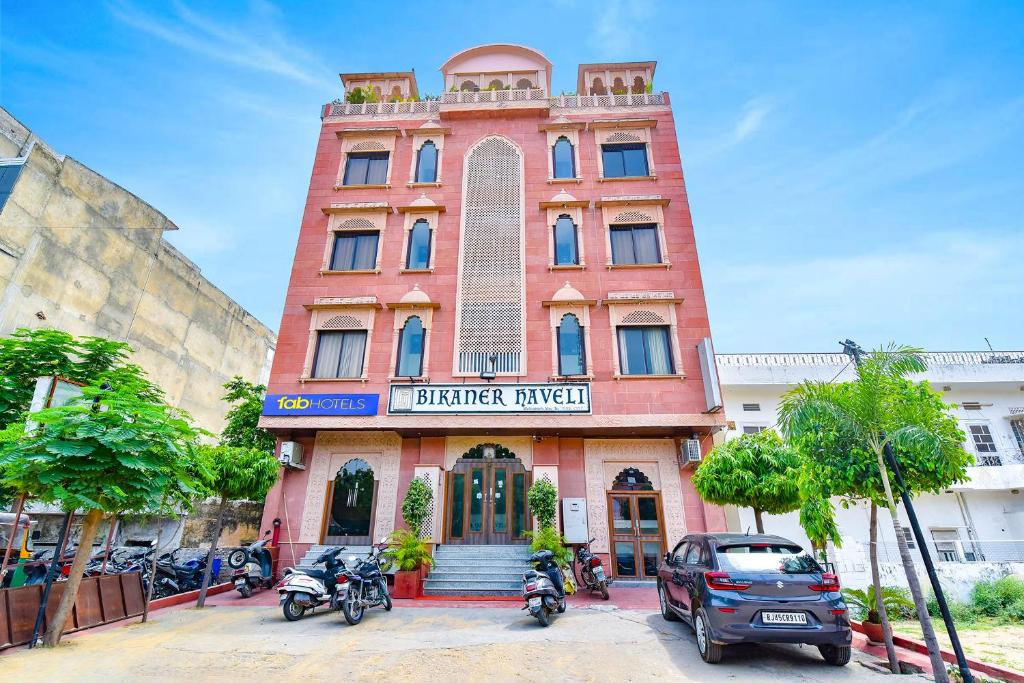 ジャイプールにあるFabExpress Bikaner Heritageの正面にバイクを停めた建物