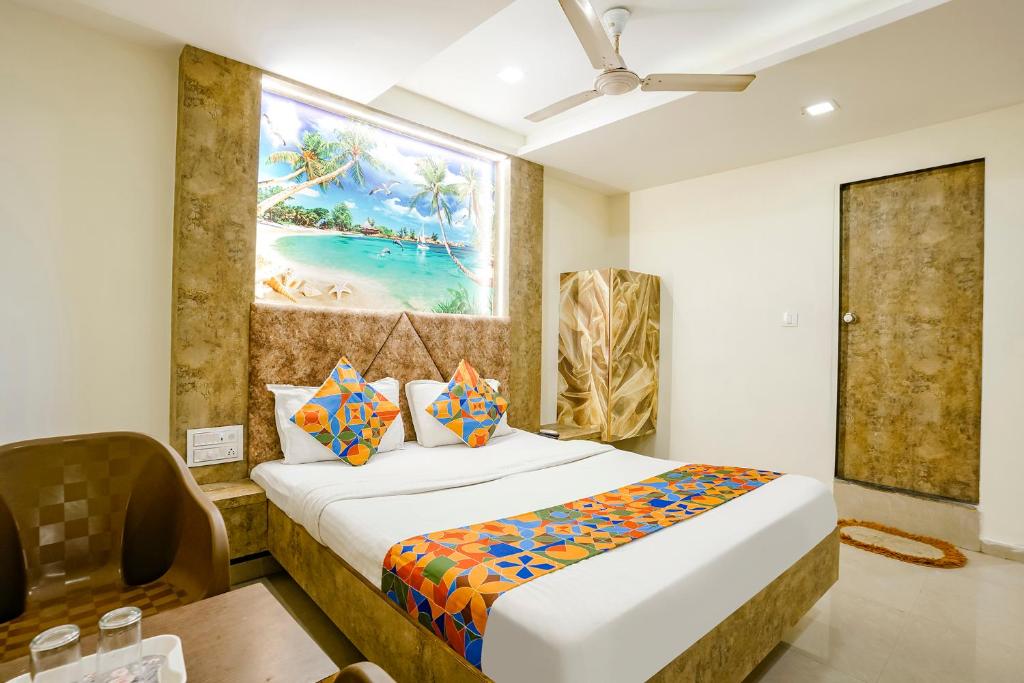 um quarto com uma cama e um quadro na parede em FabExpress Apollo I em Ahmedabad