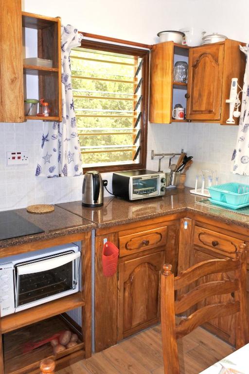 Kuchyň nebo kuchyňský kout v ubytování Contemporary studio with sea view in Mahé, 56m² + terrace