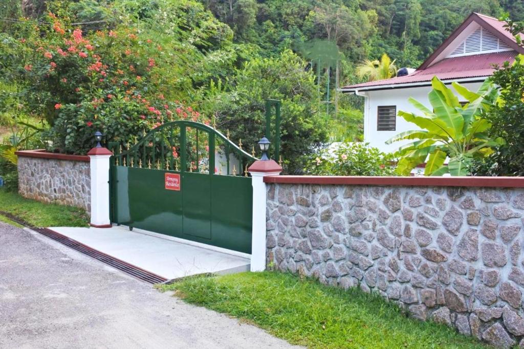 Zahrada ubytování Contemporary studio with sea view in Mahé, 56m² + terrace