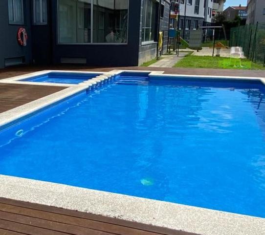 Bazén v ubytovaní Apartamento de playa familiar, piscina y garaje. alebo v jeho blízkosti
