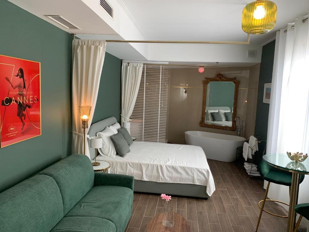Postel nebo postele na pokoji v ubytování Villa les fougeres suite festival jardin garage