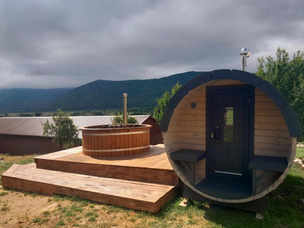 una gran terraza de madera con un barrelarmaarmaarmaarmaarmaarmaarmaarmaarmaarma arma en Farma & Apartmani OPG Sasa Delic en Korenica