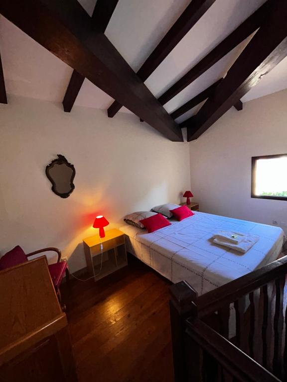 ein Schlafzimmer mit einem großen Bett im Dachgeschoss in der Unterkunft Aile de villa climatisée avec piscine in Porticcio