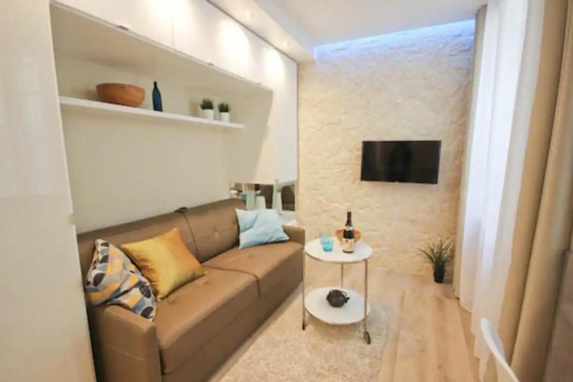 un salon avec un canapé et une table dans l'établissement Nid douillet parisien, à Paris