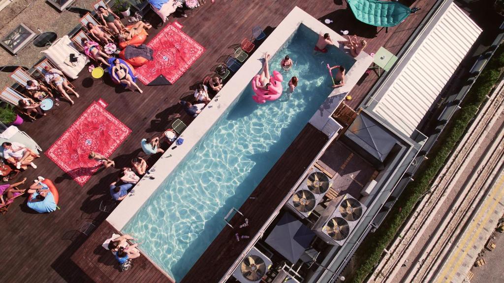 una vista aérea de una piscina con gente en una fiesta en Hotel Kitchen59 en Sofía