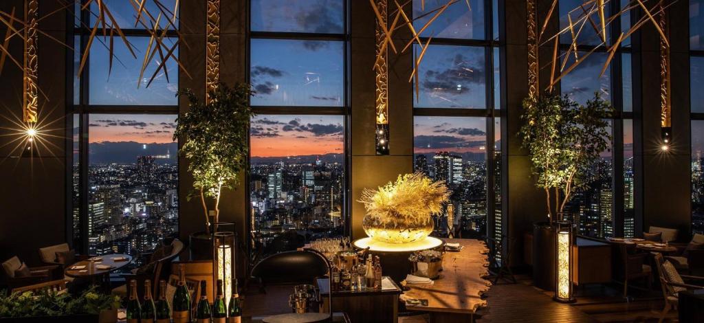 東京にある品川プリンスホテルの市街のスカイラインを望むレストラン