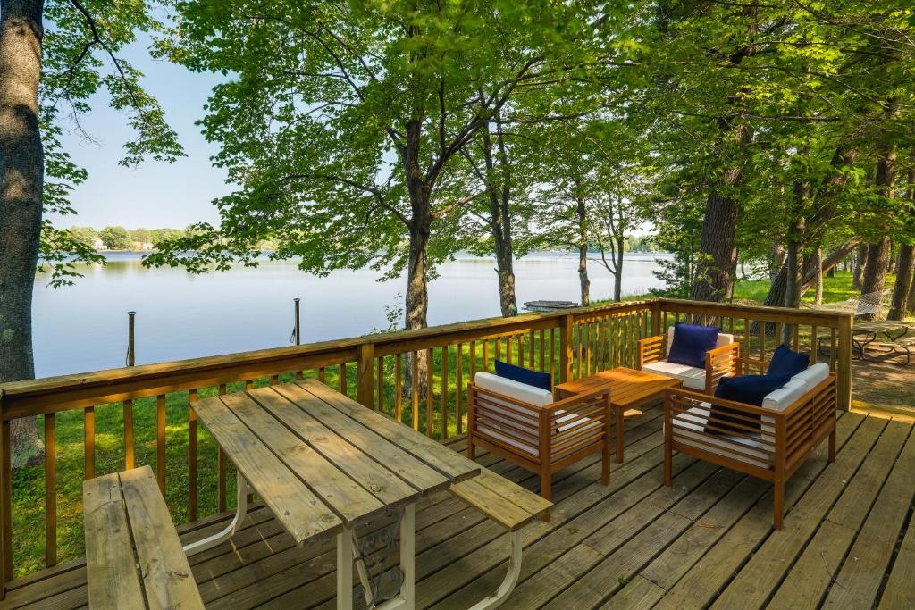 PetFriendly Kalkaska Cottage on Lake Crawford!, Kalkaska (updated