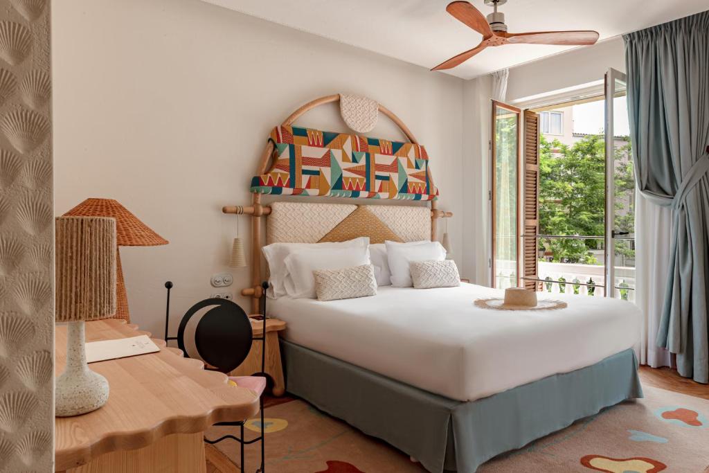 een slaapkamer met een groot bed en een raam bij Montesol Experimental Ibiza in Ibiza-stad