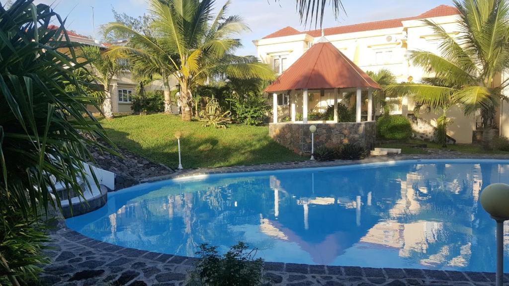 - une piscine en face d'une maison avec un kiosque dans l'établissement 3 bedrooms house with sea view shared pool and terrace at Palmar, à Palmar