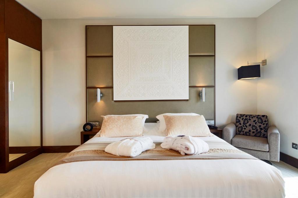 Postel nebo postele na pokoji v ubytování Kyriad Prestige Lyon Est - Saint Priest Eurexpo Hotel and SPA
