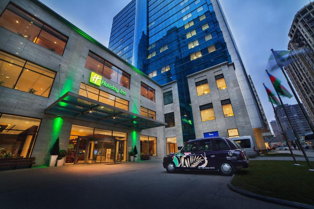 un'auto parcheggiata di fronte a un edificio di Holiday Inn Baku, an IHG Hotel a Baku