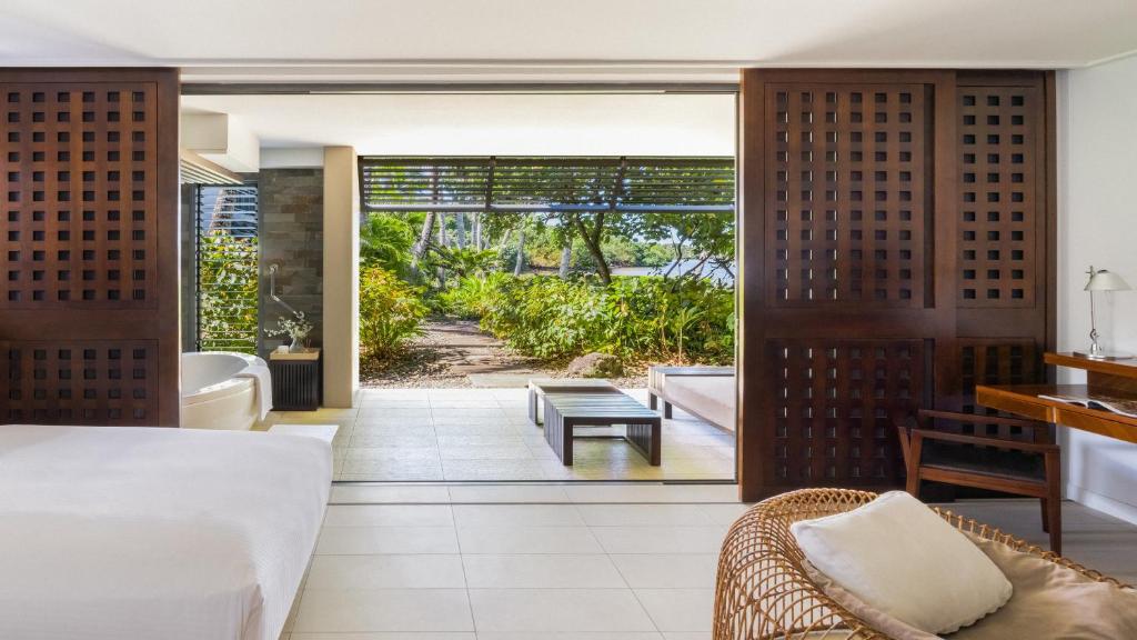 Postel nebo postele na pokoji v ubytování InterContinental Fiji Golf Resort & Spa by IHG