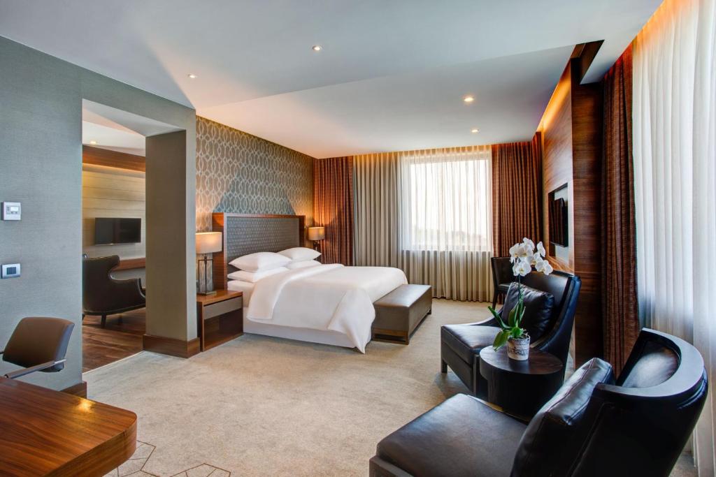 Postel nebo postele na pokoji v ubytování Sheraton Grand Samsun Hotel