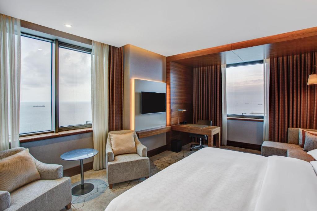 TV a/nebo společenská místnost v ubytování Sheraton Grand Samsun Hotel