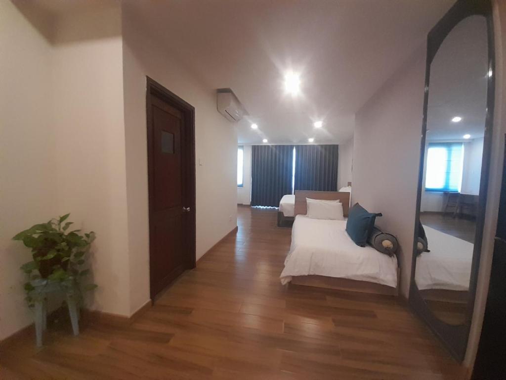 Giường trong phòng chung tại Happy Home