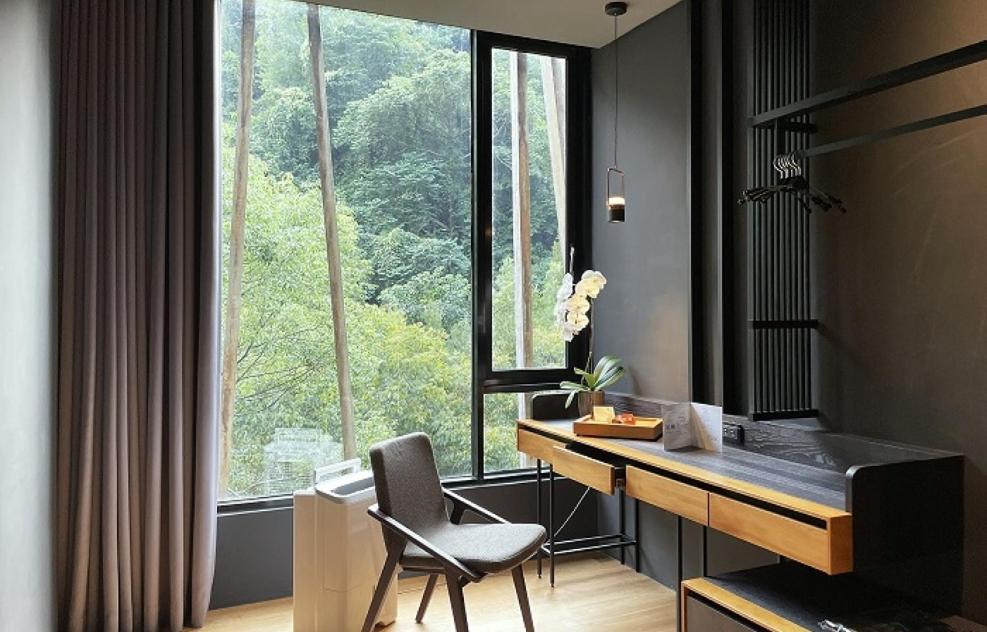 a room with a desk and a chair and a window at Onsen Papawaqa in Tai&#39;an