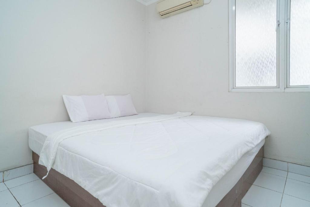 Postel nebo postele na pokoji v ubytování Mroom Residence near UMN Gading Serpong RedPartner