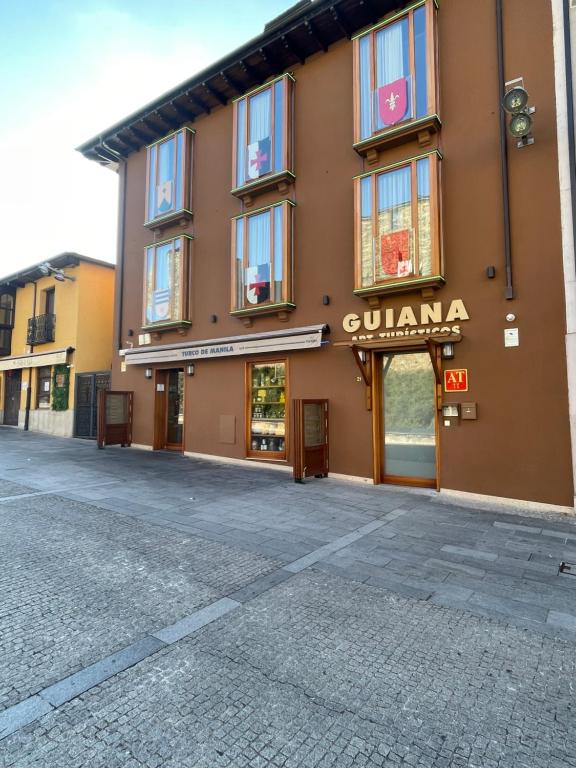 una calle vacía delante de un edificio en APARTAMENTOS TURÍSTICOS GUIANA en Ponferrada